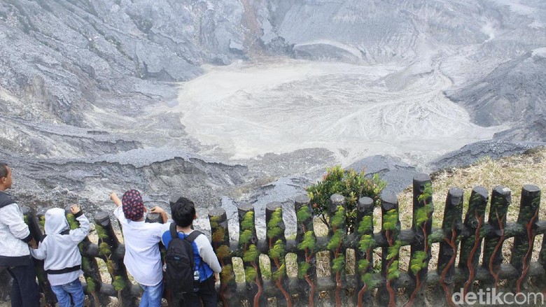 Tangkuban Perahu Ramai Dipadati Wisatawan Puluhan ribu wisatawan memadati taman wisata alam (TWA) Tangkuban Parahu di Cikole, Lembang, Kabupaten Bandung Barat.
