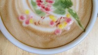 Terkadang Ku-san menambahkan hiasan cantik pada latte art-nya. Salah satunya bunga berwarna merah yang jadi tempat bertengger burung. Foto: Instagram kunit92