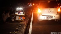 Sejumlah pengendara mobil terlihat menepi untuk membeli kerak telor.