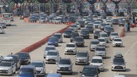 Kepadatan kendaraan terlihat jelas. Kementerian Perhubungan memprediksi puncak arus balik terjadi pada H+4 Lebaran. ANTARA FOTO/Dedhez Anggara.