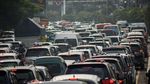 Kendaraan Mengular di Gerbang Tol Pasteur