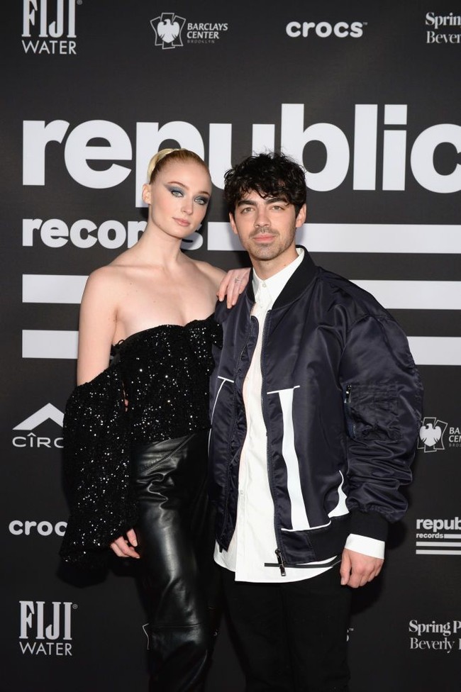 Sophie juga kian berani mengeksplor gaya makeup. Inilah penampilann dramatisnya saat tampil dengan Joe Jonas di Billboard Music Award 2019. Sophie tampil dengan eyeshadow biru yang dibuat cateye. Setelah momen ini keduanya pun langsung menikah di Las Vegas. (Foto: Getty Images)