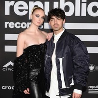Sophie juga kian berani mengeksplor gaya makeup. Inilah penampilann dramatisnya saat tampil dengan Joe Jonas di Billboard Music Award 2019. Sophie tampil dengan eyeshadow biru yang dibuat cateye. Setelah momen ini keduanya pun langsung menikah di Las Vegas. (Foto: Getty Images)