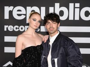 Selamat! Sophie Turner Hamil Anak Pertama
