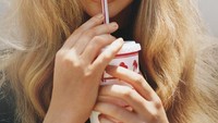 Aktris bermata indah ini juga terlihat mempesona saat meminum segelas soft drink. Sorotan matanya memang terlihat sangat tajam. Foto: ilovepapers  