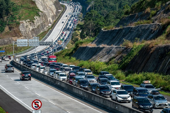 Kendaraan yang didominasi pemudik melintas di Jalan Tol Trans Jawa Semarang-Solo Km 437, Pringapus, Kabupaten Semarang, Jawa Tengah, Sabtu (8/6/2019). Pada H+3 arus balik Lebaran 2019 pada siang hari, volume kendaraan dari arah Solo dan Jawa Timur yang akan menuju Jakarta melalui Semarang di jalur tol tersebut terpantau padat. ANTARA FOTO/Aji Styawan/foc.