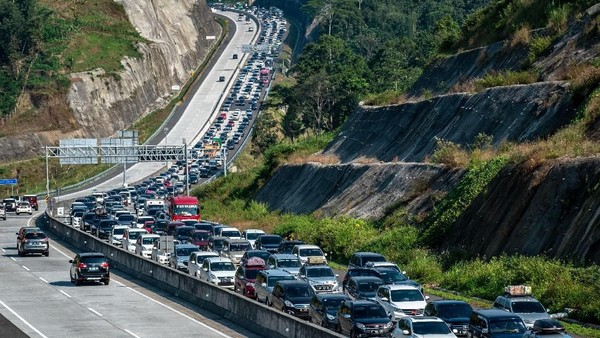 Potret Padatnya Arus Balik di Tol Semarang-Solo