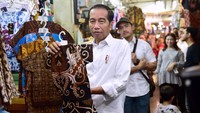 Jokowi membelikan batik untuk cucunya Jan Ethes Srinarendra, sementara Iriana membelikan batik untuk cucu keduanya Sedah Mirah Nasution (Foto: Muchlis Jr - Biro Pers Sekretariat Presiden).
