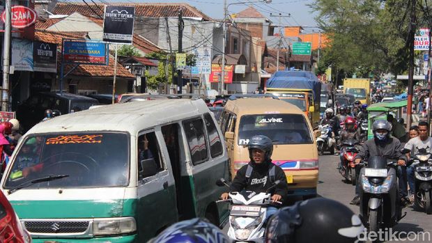 Jalan ke Kawasan Wisata Cipanas dan Darajat Garut Macet