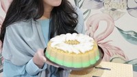  Nyam! Puding kelapa enak dengan tekstur lembut jadi makanan favorit wanita cantik ini. Foto: Instagram@syahnazs