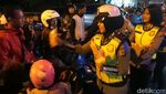 Polwan Bagi-bagi Makanan di Jalur Macet Nagreg
