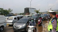 Polisi dan petugas Dinas Perhubungan dikerahkan untuk mengatur lalu lintas.