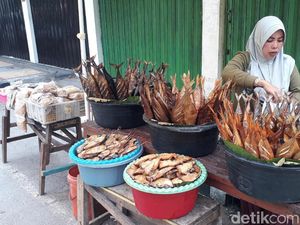 Pemudik Sepi, Penjualan Ikan Asap di Jalur Pantura Tuban Menurun
