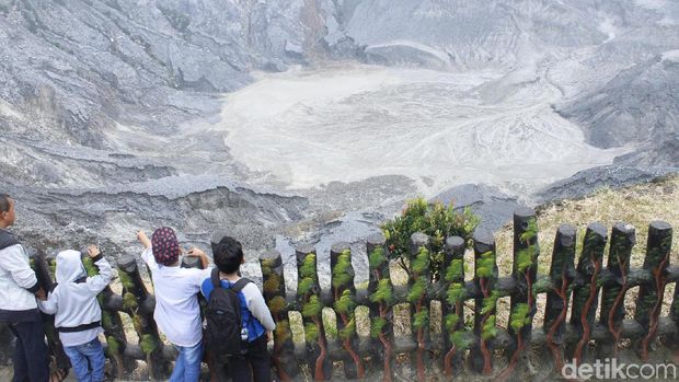 Tangkuban  Perahu ramai saat lebaran