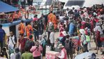 Wisatawan Menyemut di Pelabuhan Kali Adem