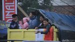 Meski Dilarang, Pemudik Masih Gunakan Mobil Bak Terbuka