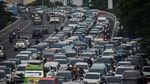 Kendaraan Mengular di Gerbang Tol Pasteur