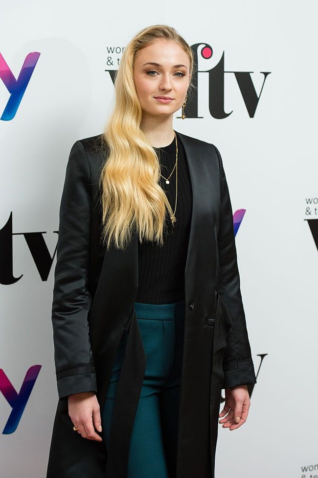 Penampilan dengan rambut pirangnya itu membuat bintang film X-Men Dark Phoenix ini tampak semakin cantik dan segar.  (Foto: Getty Images)