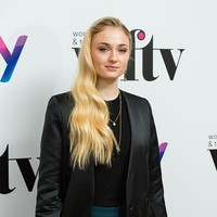 Penampilan dengan rambut pirangnya itu membuat bintang film X-Men Dark Phoenix ini tampak semakin cantik dan segar.  (Foto: Getty Images)