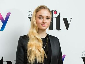 Sophie Turner Posting Foto Langka Jadi Ibu Dua Anak