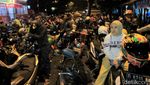 Polwan Bagi-bagi Makanan di Jalur Macet Nagreg