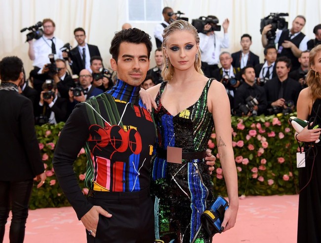Ini penampilan perdana Sophie dan Joe Jonas sebagai sepasang suami-istri di Met Gala 2019. Sophie tampil dramatis dengan eyeshadow biru tua yang dibuat dengan teknik smokey eyes. (Foto: Getty Images)