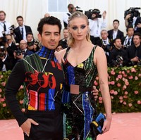 Ini penampilan perdana Sophie dan Joe Jonas sebagai sepasang suami-istri di Met Gala 2019. Sophie tampil dramatis dengan eyeshadow biru tua yang dibuat dengan teknik smokey eyes. (Foto: Getty Images)