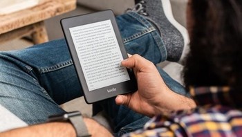 Setelah smartphone, gadget berikutnya yang mengubah hidup adalah tablet. Orang yang pergi ke toko buku mulai berkurang, karena mereka membeli buku digital dengan mendownloadnya di tablet atau e-book reader. Kalau dulu harus berat membawa buku, dengan tablet atau e-book reader, kita bisa membwa hingga ratusan buku untuk dinikmati selama perjalanan. Foto: via Brainberries