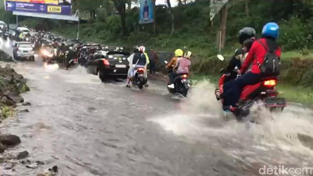 Genangan 50 Cm Penyebab Kawasan Wisata Cikole-Lembang Macet