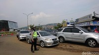 Polisi menutup lajur dari Cilegon ke arah Anyer di simpang JLS. Kendaraan diarahkan untuk memutar balik di KM 16. 