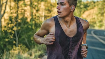 Headphone atau earphone yang masih menggunakan kabel terkadang merepotkan dan membatasi gerak-gerik tubuh. Nah dengan adanya Bluetooth atau headphone wireless kita bisa lebih bebas bergerak, terutama jika dipakai sambil berolahraga. Foto: via Brainberries