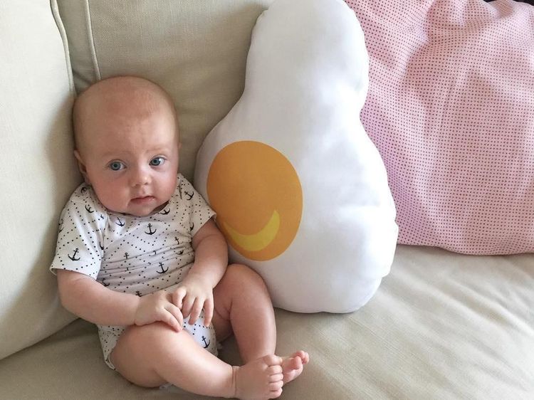 Tingkah Gemas Alaia Moana Saat Makan, Bayi Bule Cantik Marissa Nasution