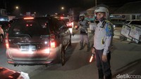 Koordinasi dengan Polres Garut pun dilakukan untuk mengurai kemacetan. Sistem satu arah atau one way pun diterapkan di lokasi kemacetan. Puncak arus balik diperkirakan akan terjadi pada Sabtu (8/6) hingga Minggu (9/6) besok.