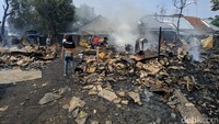 Pantauan detikcom, Jumat (8/6/2019) pukul 10.35 WIB, lokasi lapak yang terbakar berada di samping Terminal Pasar Minggu, Jl Raya Pasar Minggu, RT 07/ RW 01. Meskipun api sudah padam, asap masih terlihat di sejumlah titik. (Foto: Jefrie Nandy Satria/detikcom)