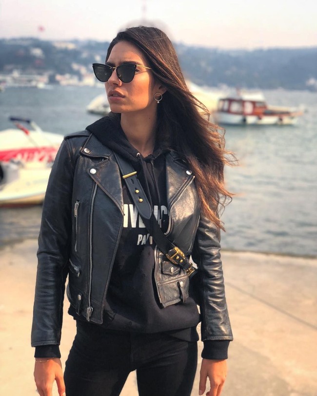 Pernikahan itu pun digelar di sebuah hotel mewah secara outdoor dengan pemandangan selat Bosphorus. Dalam sejumlah foto dan video, wanita tersebut tampak menambahkan veil untuk resepsi. (Foto: Instagram/@gulseamine)