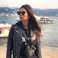 Pernikahan itu pun digelar di sebuah hotel mewah secara outdoor dengan pemandangan selat Bosphorus. Dalam sejumlah foto dan video, wanita tersebut tampak menambahkan veil untuk resepsi. (Foto: Instagram/@gulseamine)