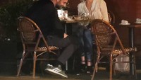 Sebelumnya pada Juni tahun lalu, kisah asmara antara J.Law dan Cooke Maroney sempat terpotret paparazi. Saat itu keduanya tengah mengadakan makan malam bersama di sebuah restoran Italia. Foto: Istimewa