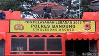 Buka tutup lajur itu dilakukan guna menguras volume kendaraan di arus balik lebaran dari arah timur di jalur selatan Jawa Barat.