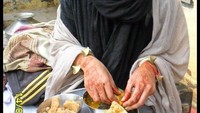 Pada 2013 lalu, Tessa berkunjung ke sebuah wilayah di India. Di sana, ia mencicip hidangan lokal berupa roti prata dengan beberapa bahan pelengkapnya. Foto: Instagram appreciate_tessatompson