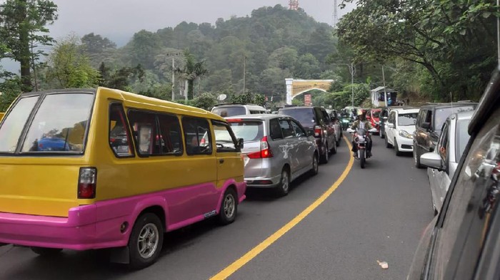 Macet Parah di Puncak Bogor, Kendaraan di Cipanas Mengular 11 Km