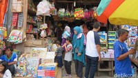 Padahal, dulunya pasar gembrong sangat ramai dinanti masyarakat yang ingin membeli mainan saat hari Lebaran telah tiba.