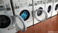 Terdapat beberapa mesin cuci pakaian di tempat ini.