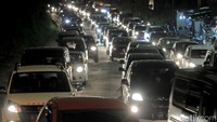 Antrean kendaraan mulai terjadi dari Lingkar Nagreg menuju Jalur Alteri Nagreg pada Jumat (7/6) malam sekitar Pukul 24.00 WIB. Antrean itu terjadi karena di titik ini ada bottleneck atau penyempitan jalur dari empat menjadi dua jalur.