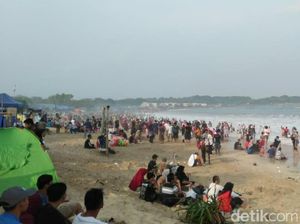 Libur Lebaran, Wisatawan Padati Pantai Santolo Garut