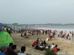 Libur Lebaran, Wisatawan Padati Pantai Santolo Garut