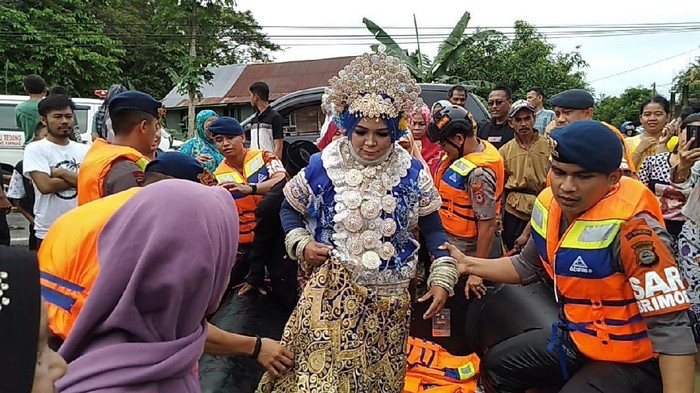 Pelaminan Terendam Banjir, Pernikahan Agus dan Mardiana Tetap Digelar