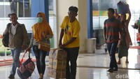 Memasuki puncak arus balik, jumlah penumpang yang tiba di Terminal Pulo Gebang pun diprediksi akan meningkat hari ini.