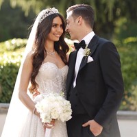 Inilah momen mesra Amine Gulse dan pesepakbola Arsenal, Mesut Ozil, setelah mereka remi menikah pada Jumat (7/6/2019) di Turki. Amine tampil memesona dalam balutan gaun putih dengan tali kecil di bahunya. Rambut panjangnya yang digerai tampak dihiasi veil putih panjang dan tiara yang membuatnya bak princess. (Foto: Ist.)