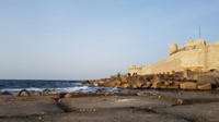 Untuk yang hobi memancing, tidak ada salahnya menanti waktu berbuka dengan memancing ikan di pinggir Pantai Qaitbay (Kholifatunnisa/Istimewa)