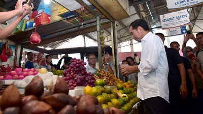 Melihat Jokowi Belanja: Jan Ethes Digendong, Gibran-Kaesang Bawa Belanjaan